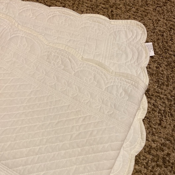 Kay Dee Designs 100% Cotton quilted cream color table runner,scalloped edges. - Picture 1 of 5